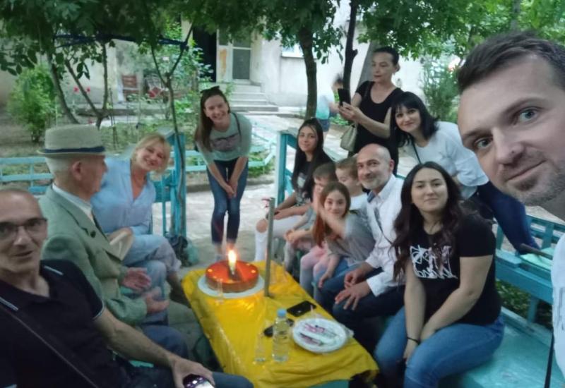 Obitelj na proslavi rođendana u vrtu - Dedo Niko